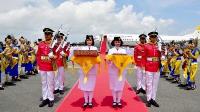 Duplikasi Bendera Pusaka dan Teks Proklamasi Tiba di Bandara Balikpapan