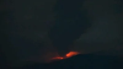 Gunung Ibu di Halmahera Barat Keluarkan Sinar Api Setinggi 100 Meter