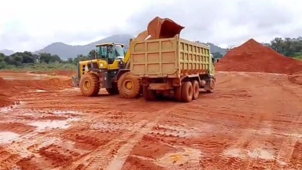 aktivitas penambangan bauksit di kalimantan barat
