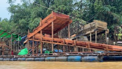 Salah satu aktivitas pertambangan emas ilegal di salah satu Kabupaten di Kalimantan Barat, yang masih bebas beroperasi hingga hari ini, 1 April 2025. Foto (Dok.Dhn/Faktakalbar.id)