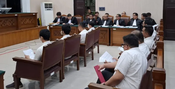 Eks pegawai Kominfo akui jaga situs judi online atas perintah atasan. Pleidoi ungkap peran dan tanggung jawabnya.